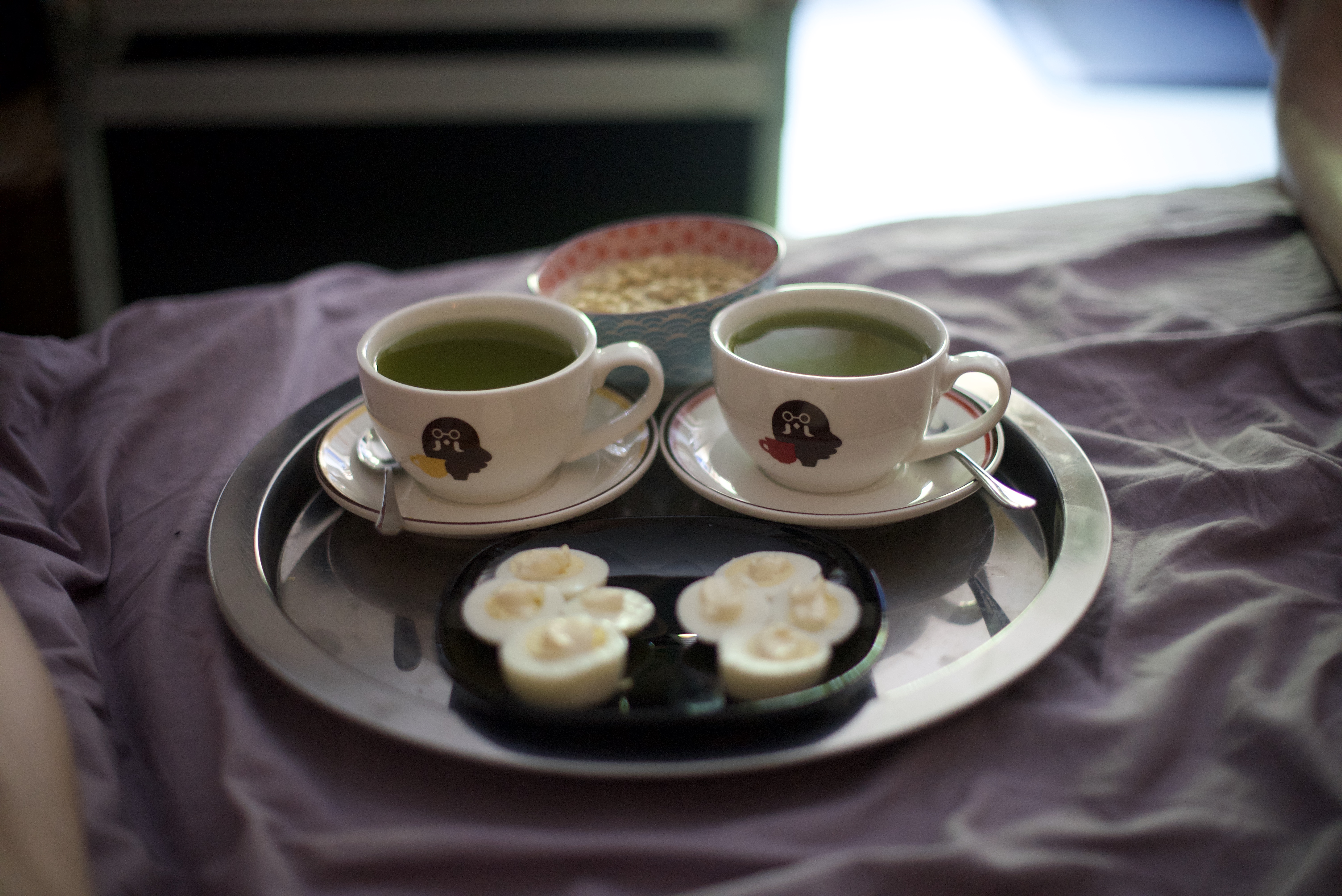 Photo du petit déjeuner, vous avez l'habitude : deux tasses Animal Crossing pleines de thé vert, et deux œufs durs découpés n'importe comment.