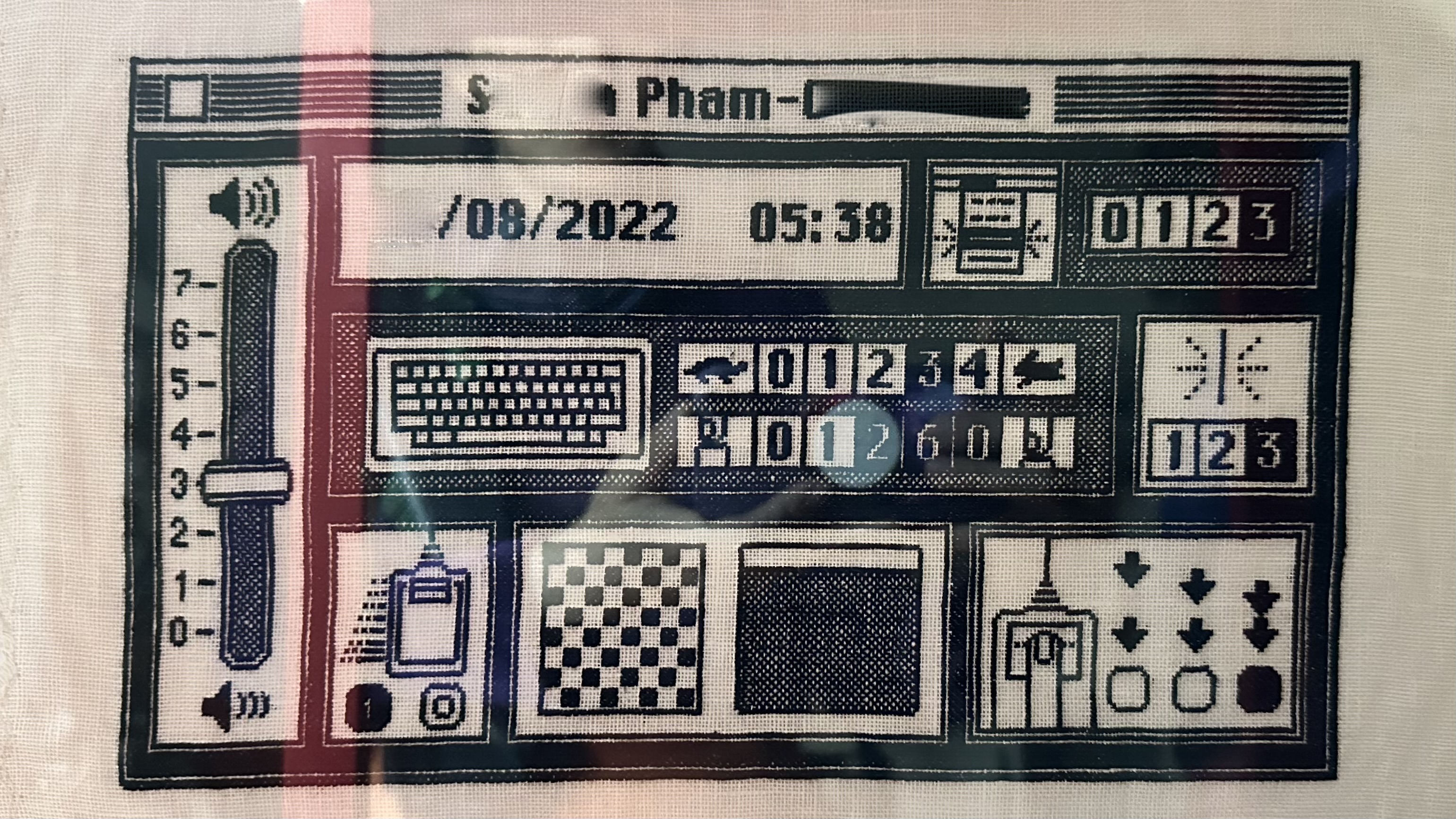 Broderie au point de croix, avec une résolution de 28dpi, représentant le panneau de contrôle Macintosh