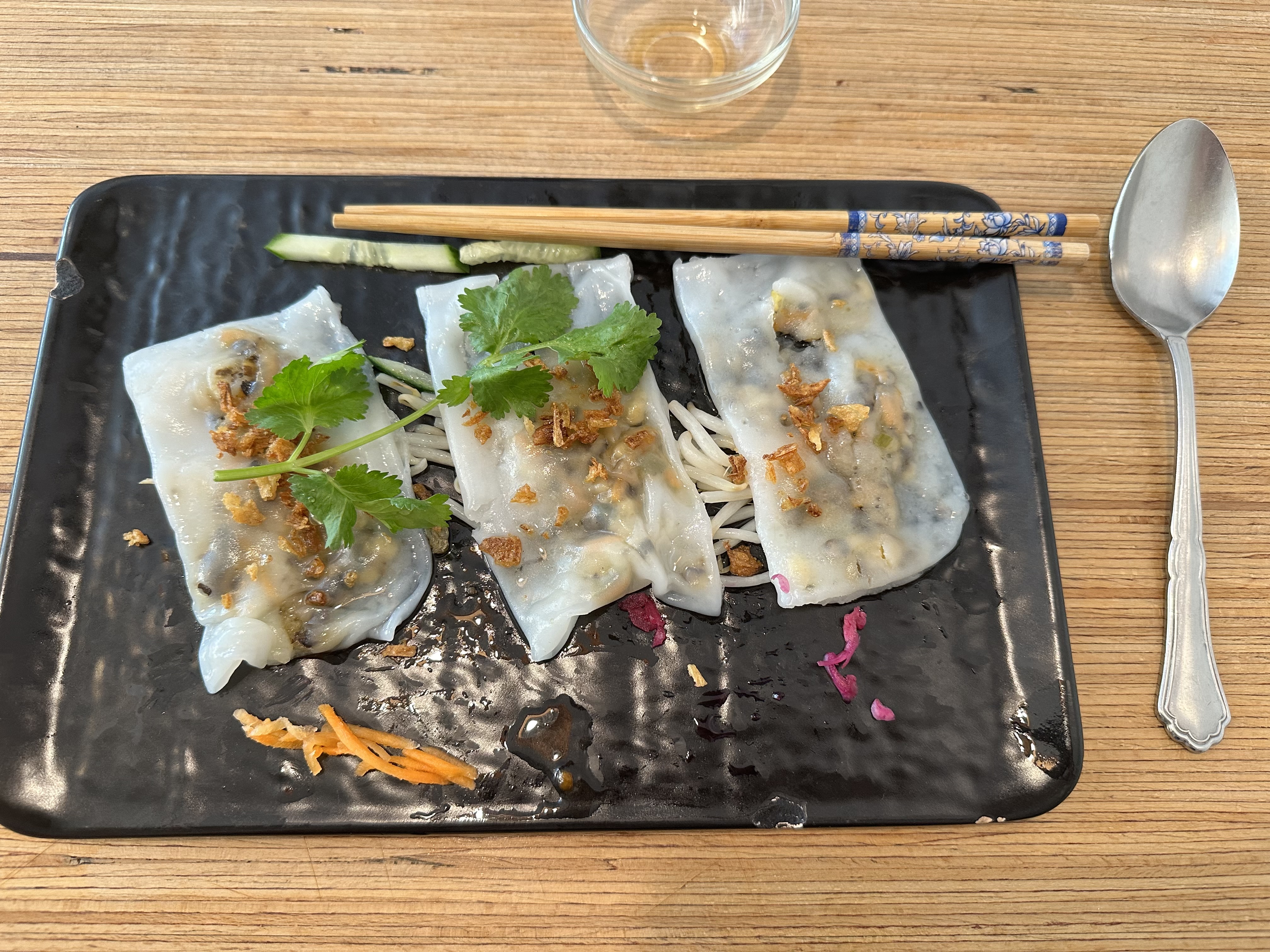 photo d'un bánh cuốn végétarien bien présenté.