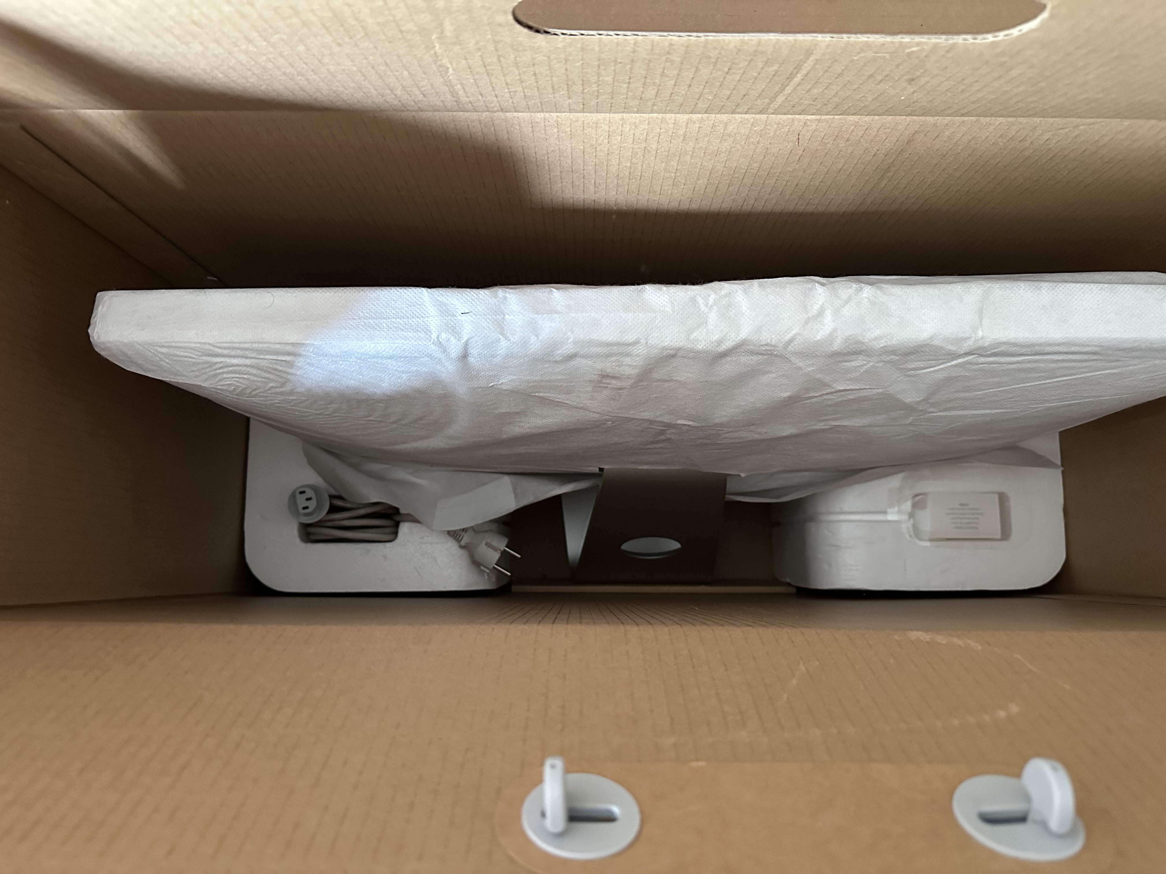 Vue de l'intérieur du carton d'un iMac 27 pouces, emballé et calé.