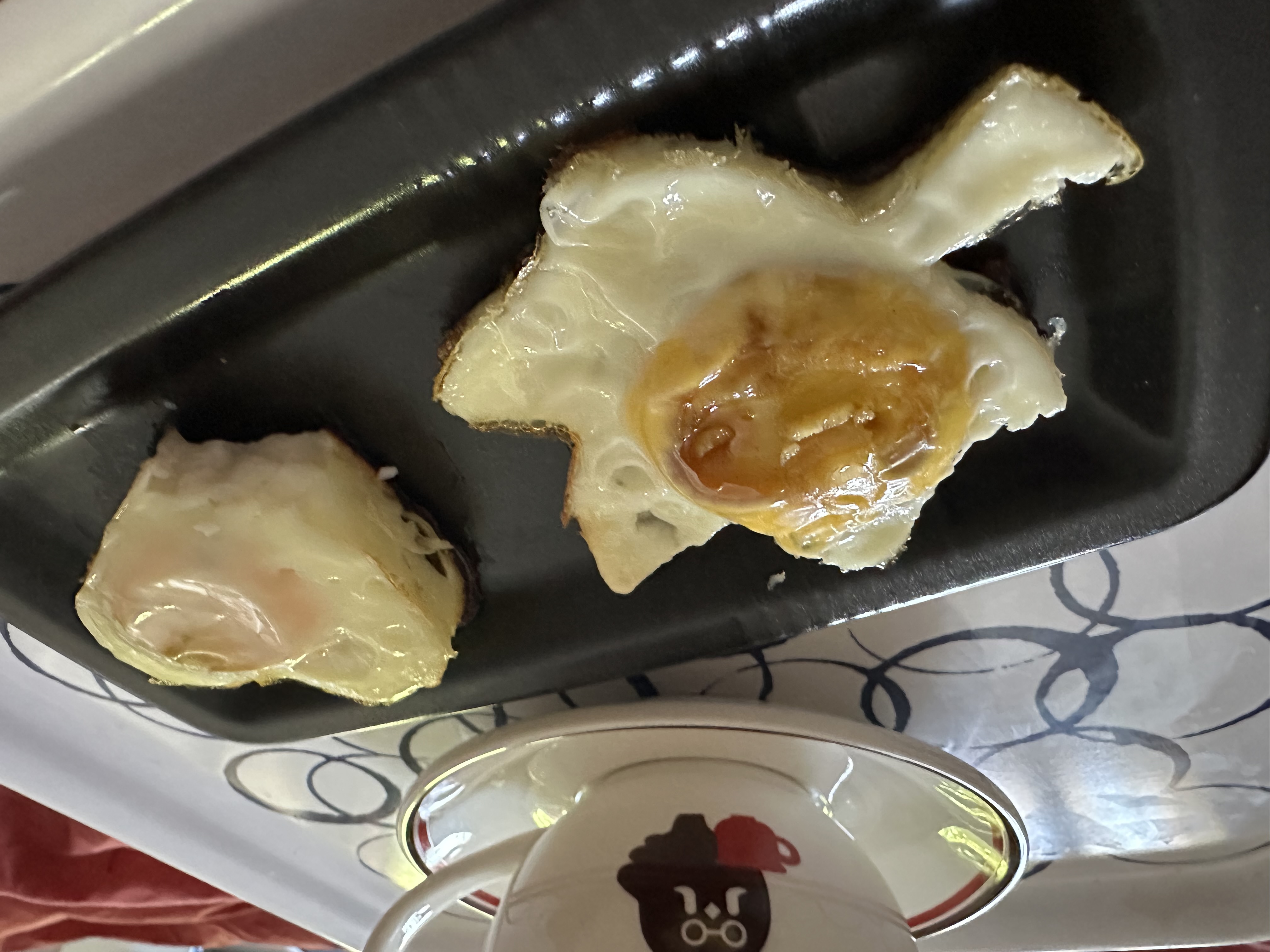 deux œufs cuits en forme de feuille d'érable pour l'un, de cœur pour l'autre.