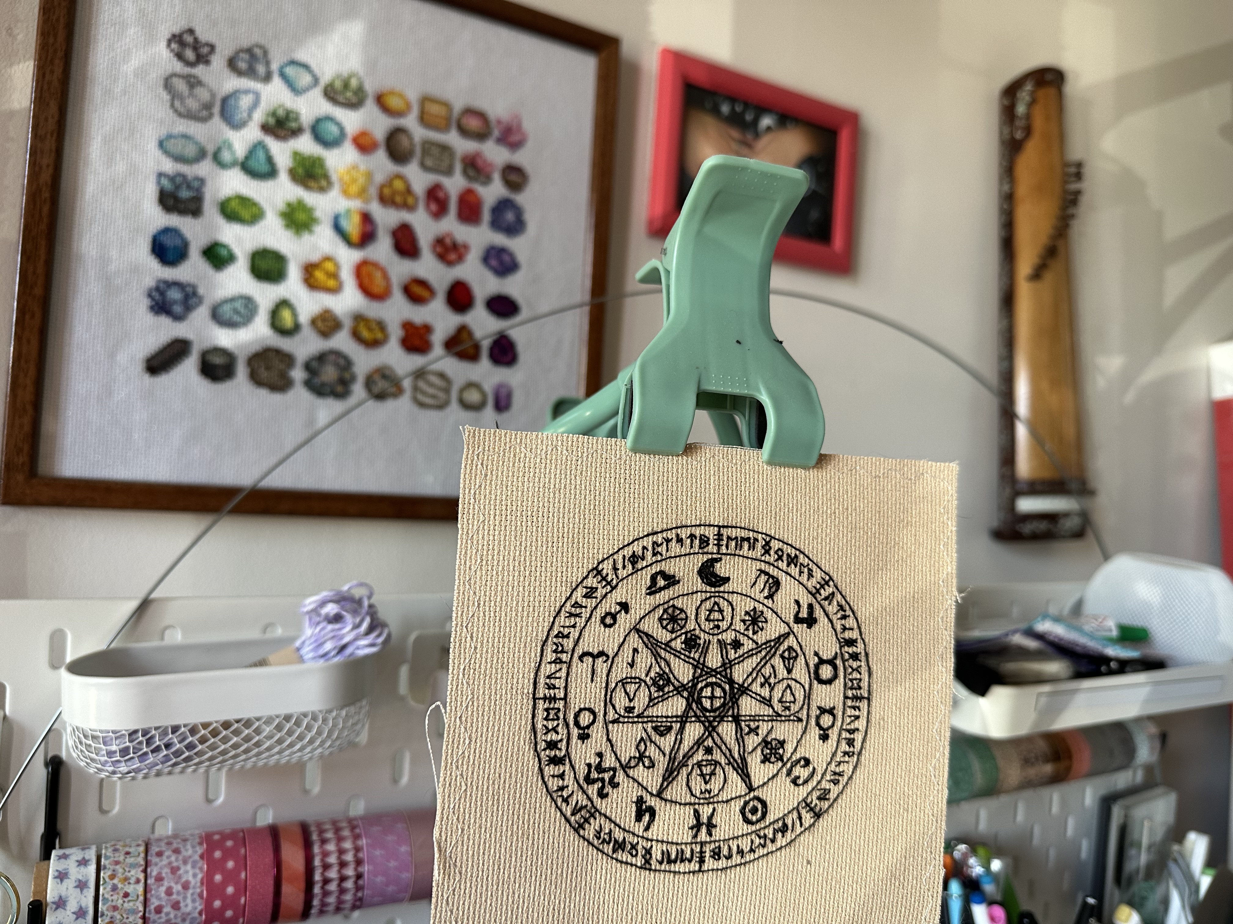 Une broderie en blackwork est nette au premier plan, et dans le flou derrière on voit une autre broderie de minéraux Stardew Valley, et un instrument de musique vietnamien.