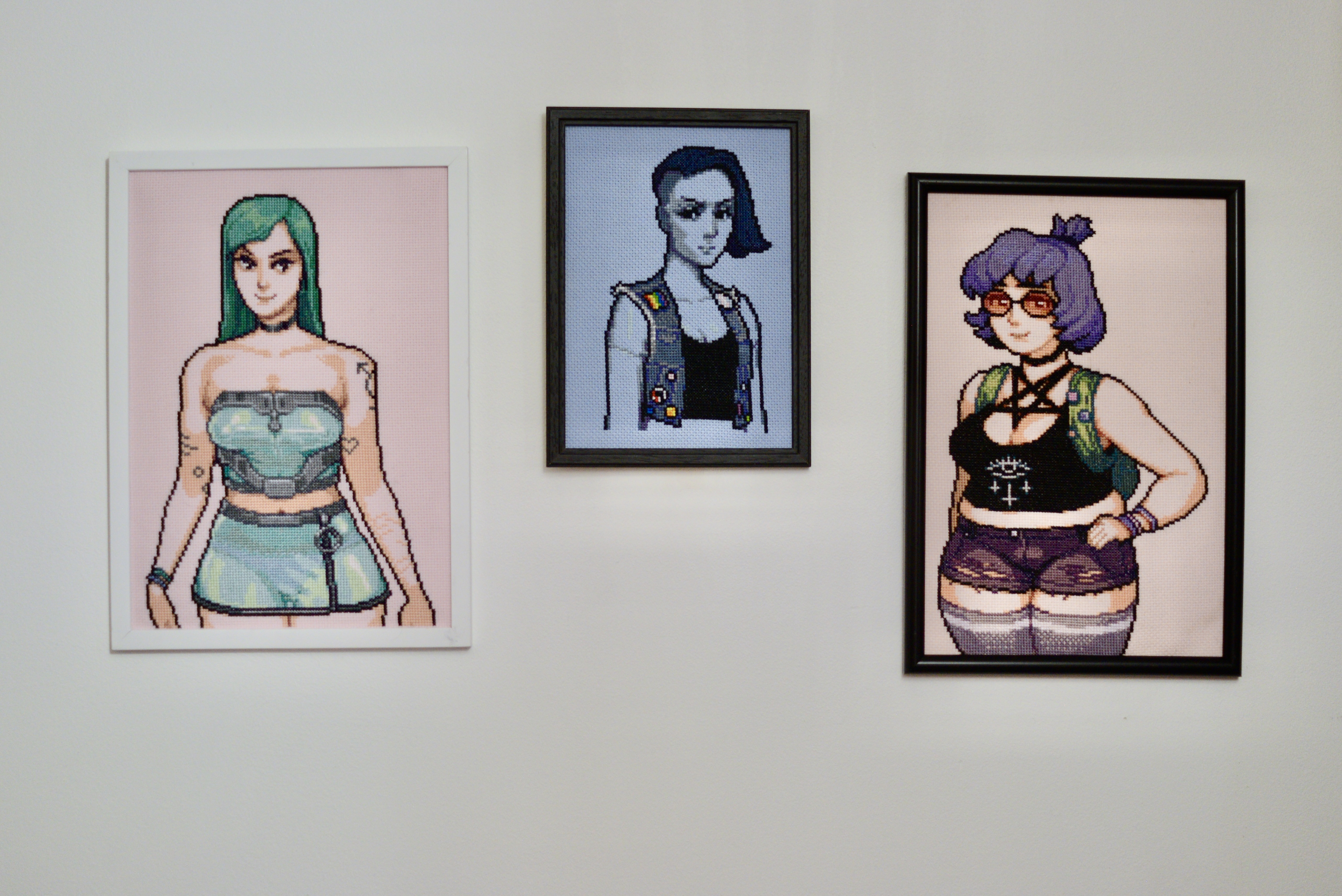 photo de trois portraits de très jolies protagonistes du jeu Hardcoded