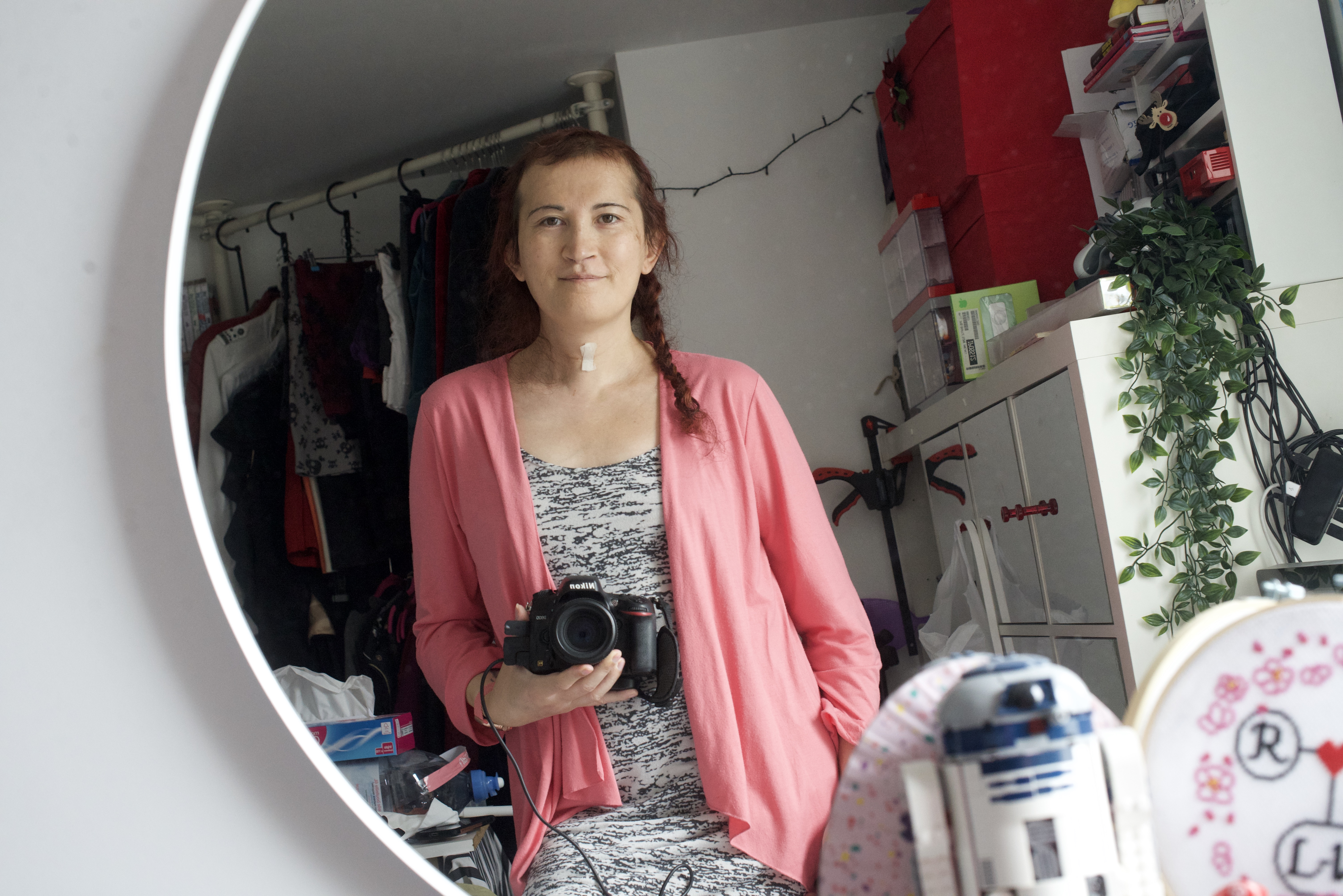 autoportrait dans un miroir, dans ma chambre dans mon appartement parisien. La photo n'est pas droite, mais il y a une jolie lumière.